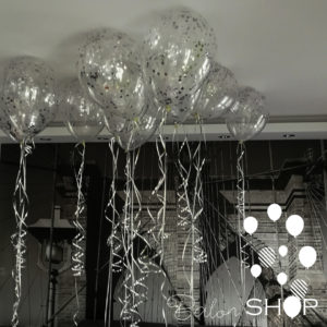 srebrni baloni na plafonu sa konfetama