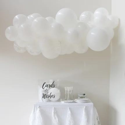 bela dekoracija balonima
