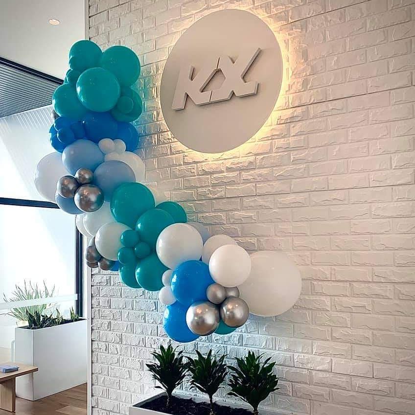 plava dekoracija za firme balonima